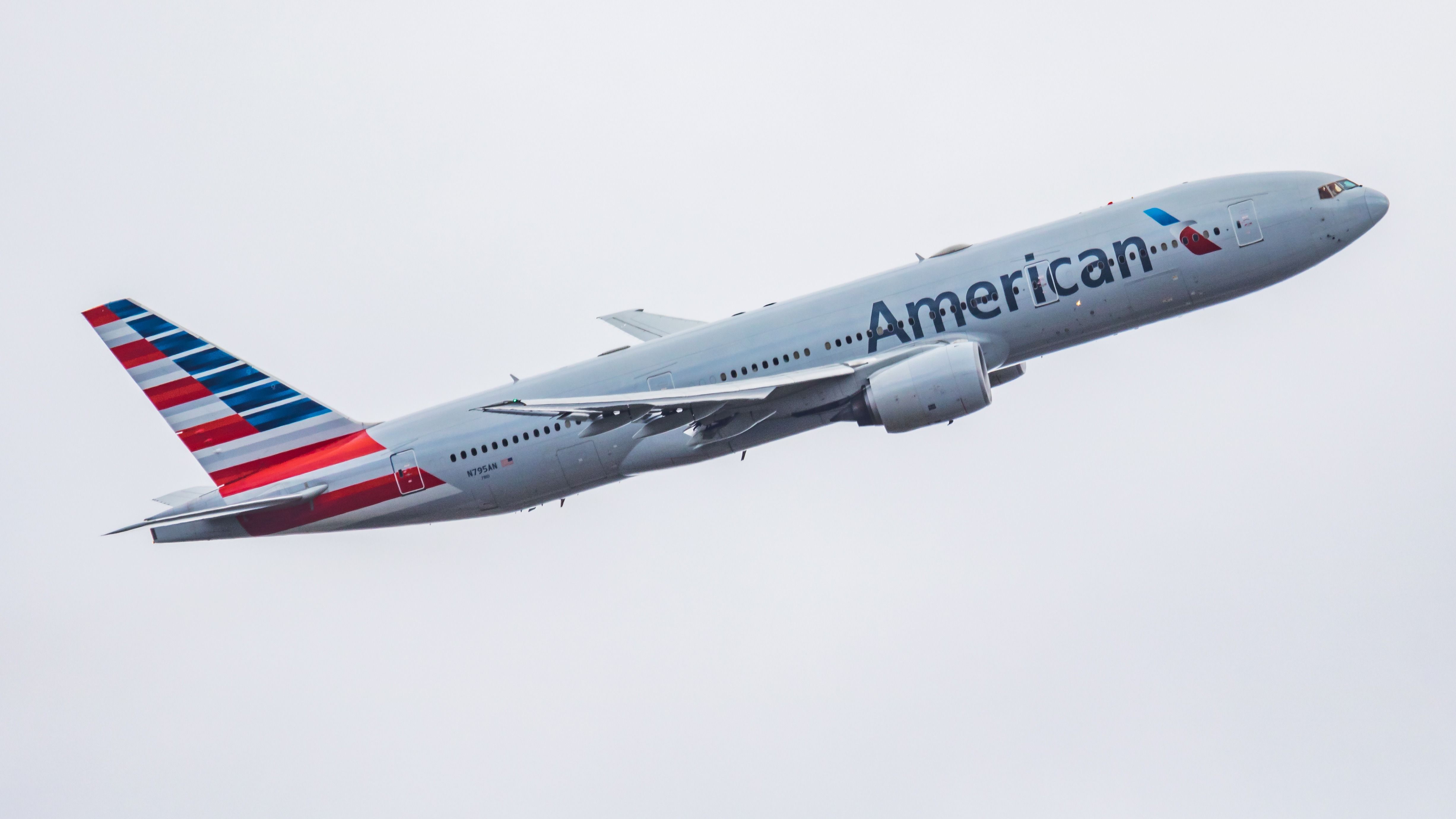 American Airlines Boeing 777-223/ER (N795AN) in flight.