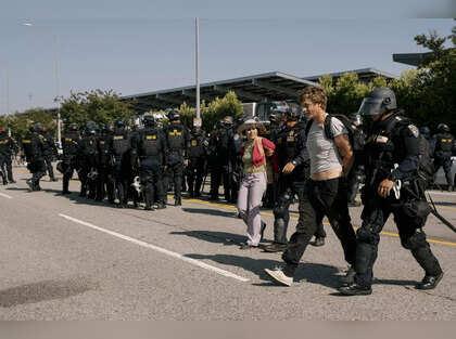 Los Angeles Police Begin Mass Arrests as Downtown Curfew Goes Into Effect Los Angeles police begin ‘mass arrests’ after downtown curfew kicks in – CNN