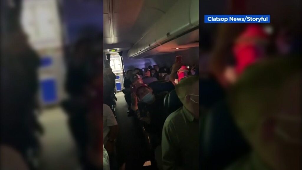 Passengers Unite in Song and Spirit with National Anthem and ‘USA’ Chants on Flight from San Francisco to Washington, DC Passengers sing national anthem, chant ‘USA’ on flight from San Francisco to Washington, DC – 6abc Philadelphia