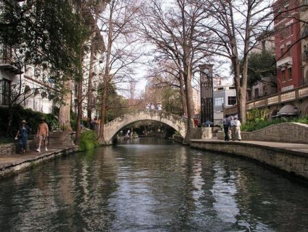 Antonia de Rendinger: U.S. Tour with Her New French Comedy Show “Scènes de Corps et d’Esprit” – MerciSF